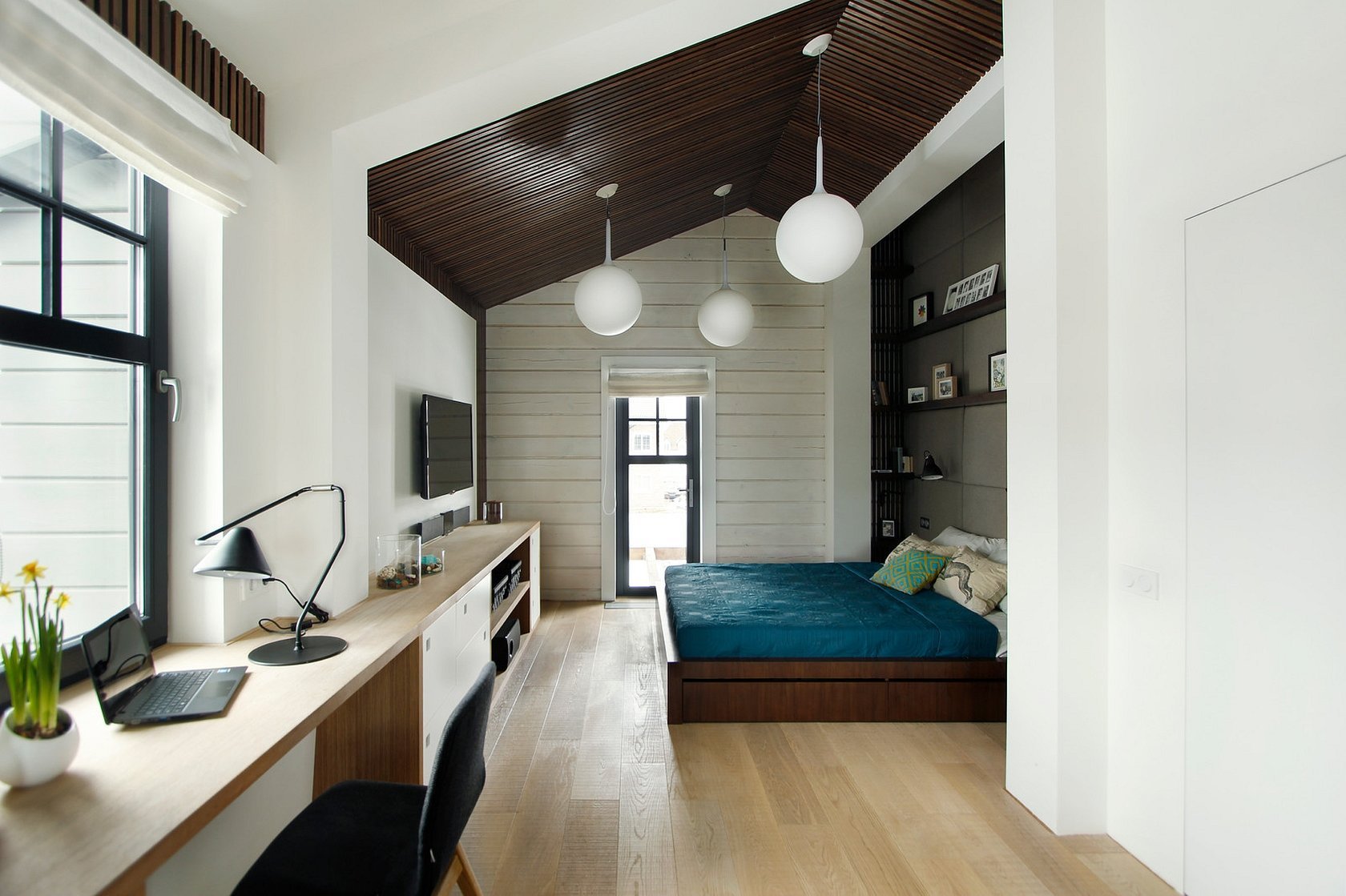 Спальня в скандинавском стиле с деревянным потолком