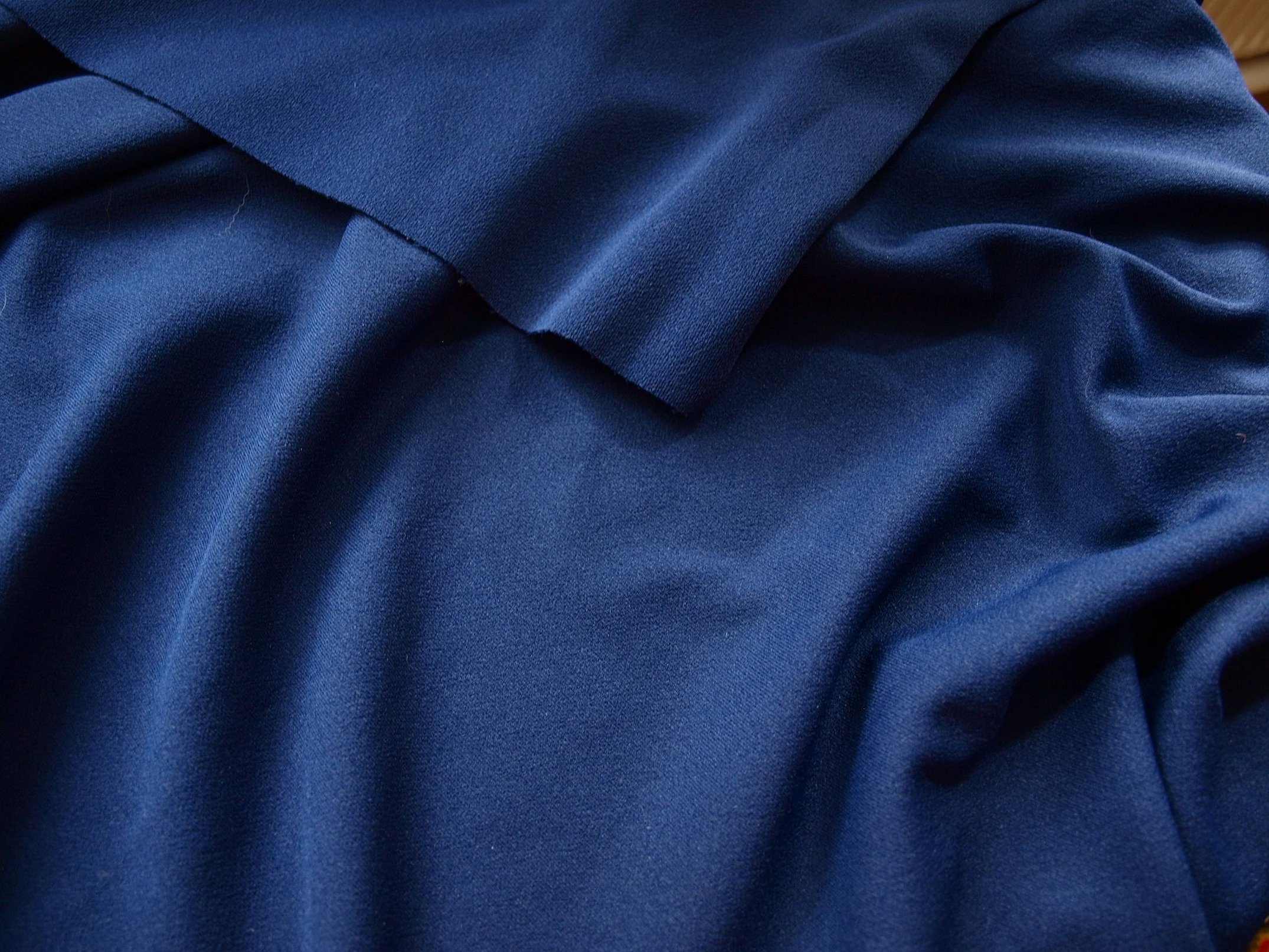 Темно синяя ткань со складками