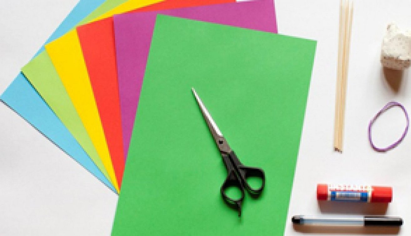 Цветная бумага ножницы и клей карандаш картон