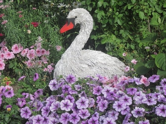 Лебедь для сада и огорода из бросового материала