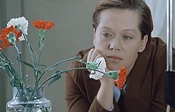 5 основных цветов одежды, которые визуально старят женщину