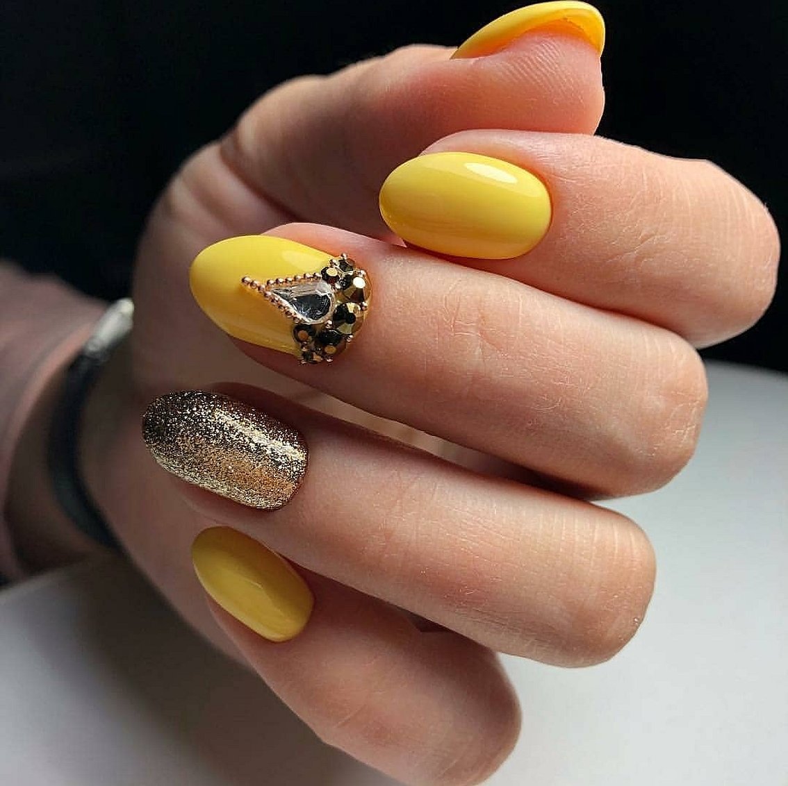 Дизайн желтых ногтей 2024. Желтый маникюр. Маникюр с жёлтым цветом. Ногти в желтых тонах. Летний маникюр желтый.