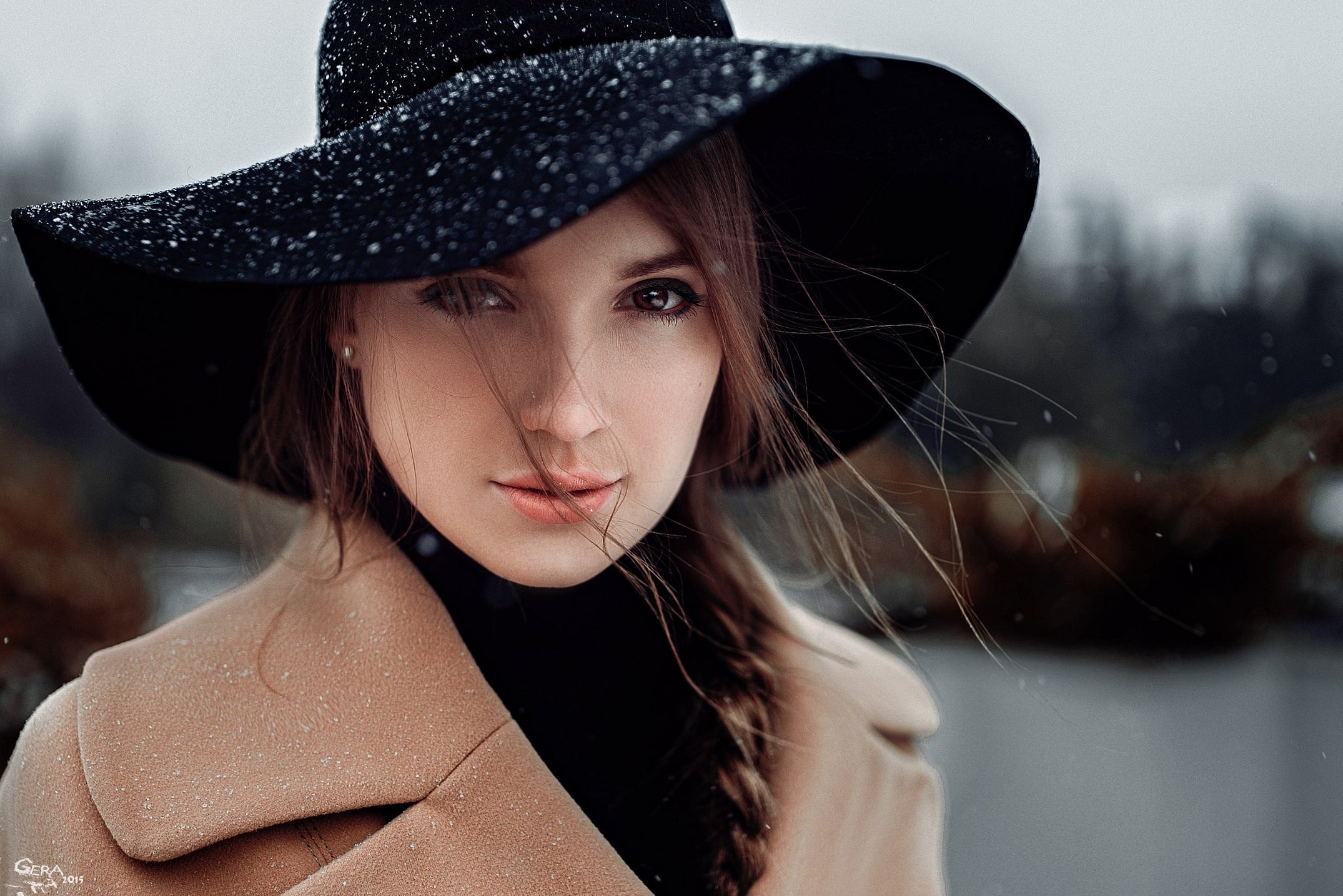 Портрет девушки в шляпе