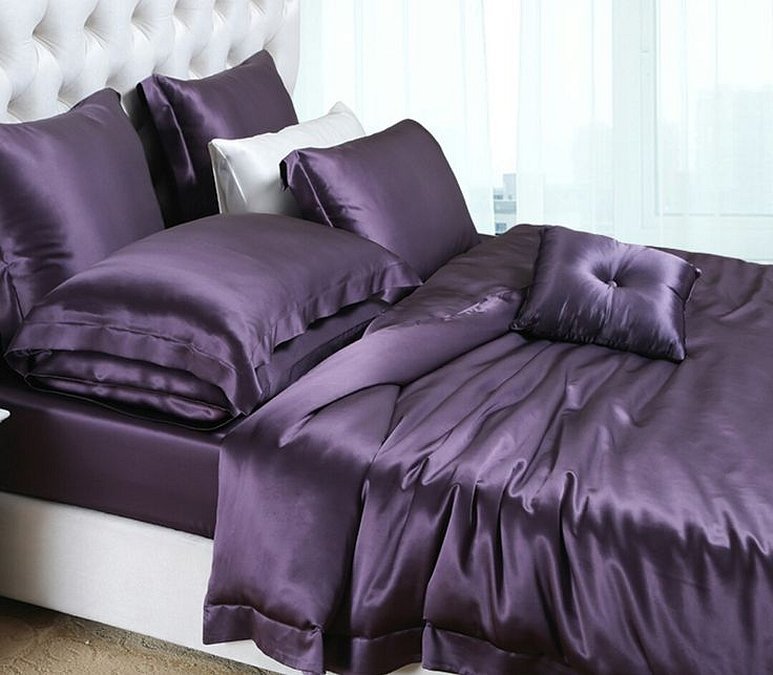 Фиолетовое темное шелковое постельное белье