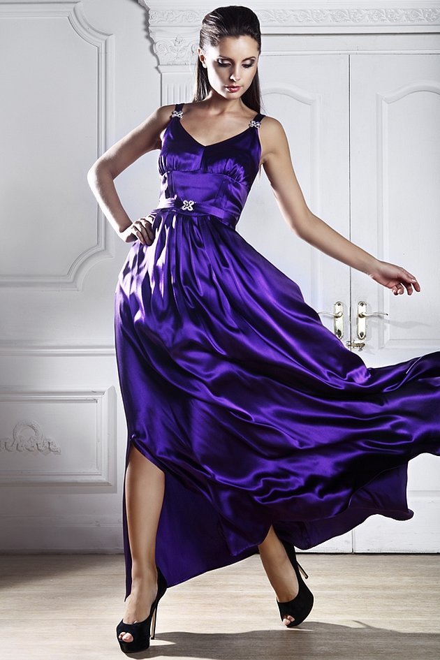 Вечернее платье пурпурного цвета