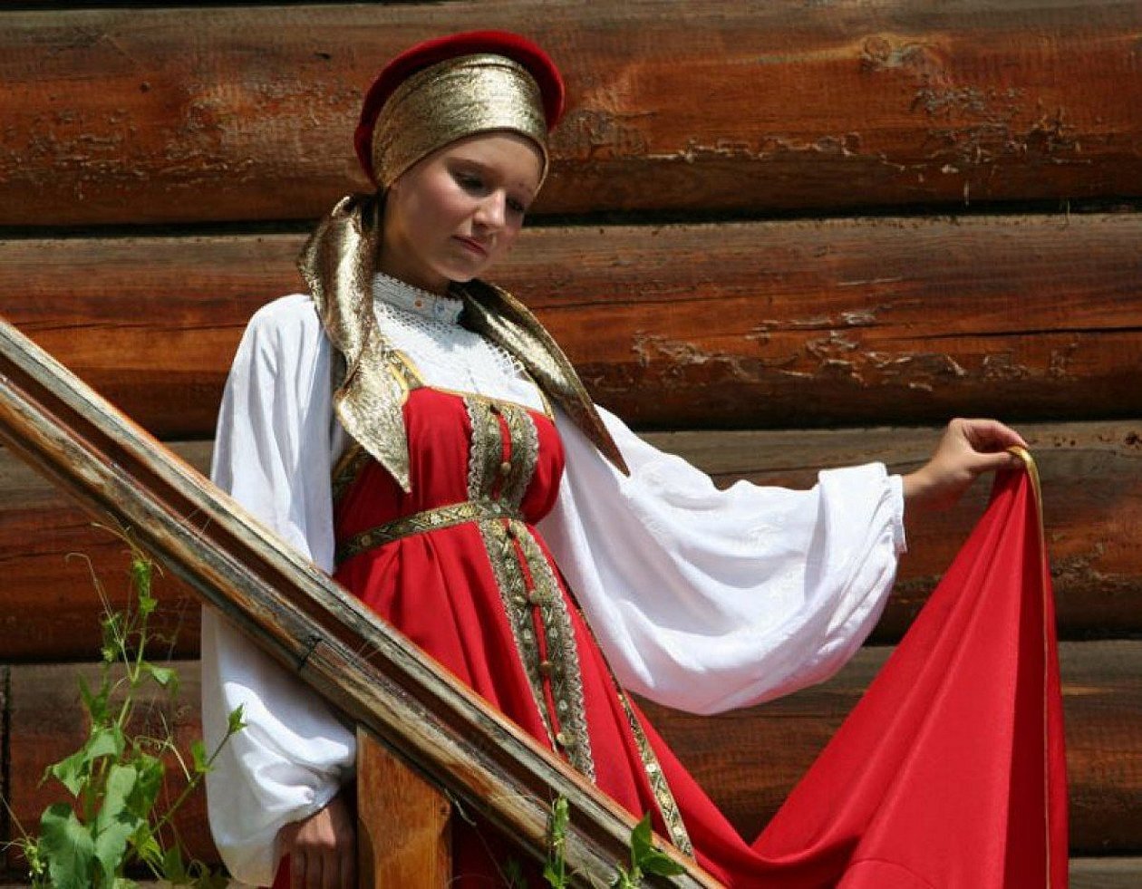 Девушка в русском сарафане