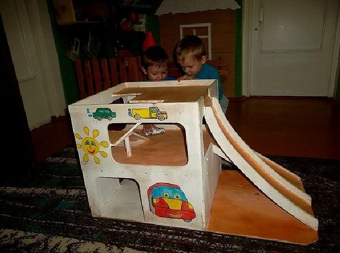 Домик из большой коробки для ребенка