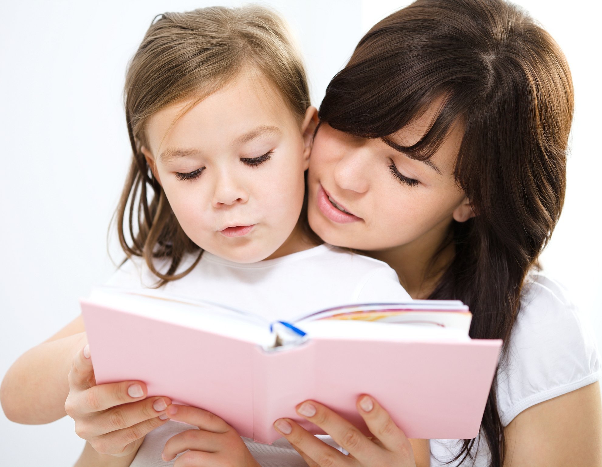 Ребенок читает стих маме. Дети читают. Книги для детей. Чтение для детей. Ребенок читает книгу.