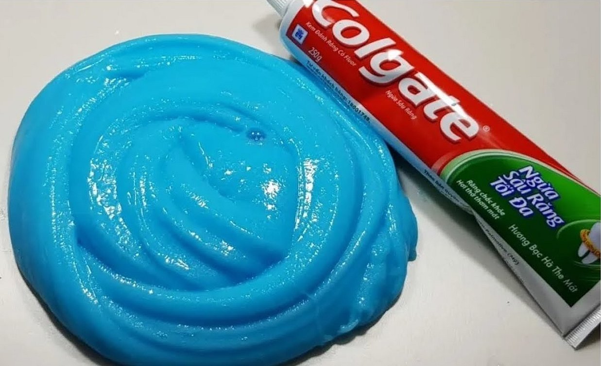 Слайм из пены для бритья и зубной пасты