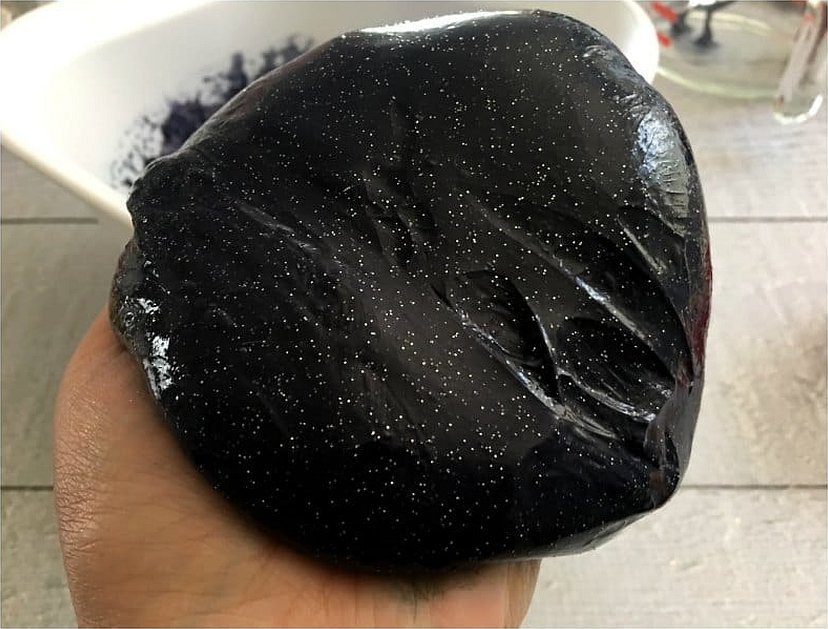 Черный обсидиан камень