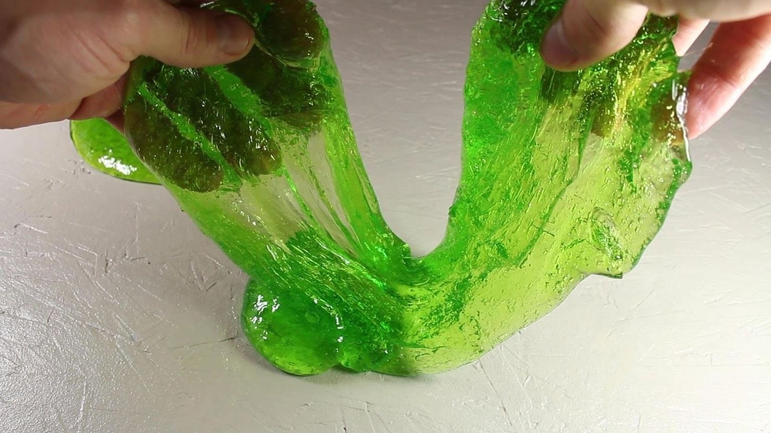 Как сделать слайм из воды и клея. ЛИЗУН своими руками. ЛИЗУН зеленый. ЛИЗУН из клея. К̾а̾к̾ д̾е̾л̾а̾т̾ь̾ С̾Л̾А̾Й̾М̾.