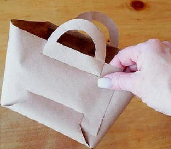 Создаем из цветной бумаги сумку пакет