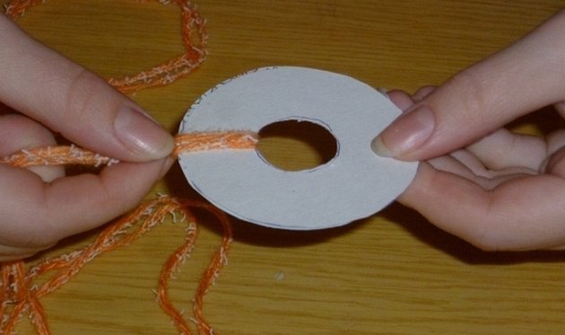 Работа с нитками кольцо из картона и ниток