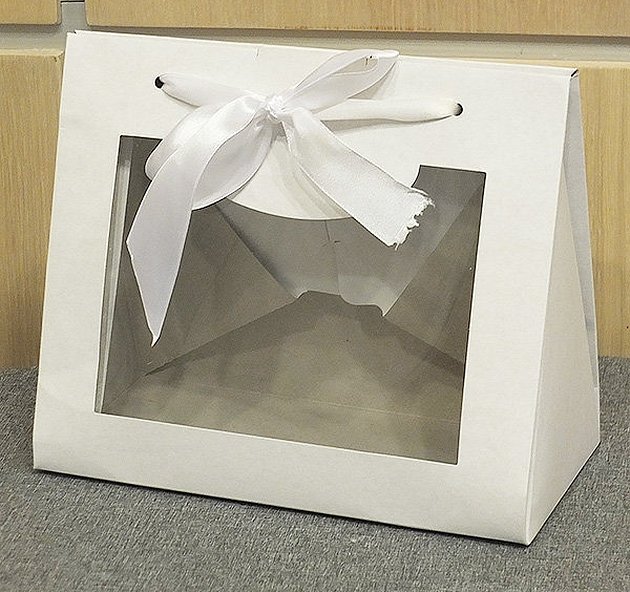 Упаковочная коробка для подарков с окошком