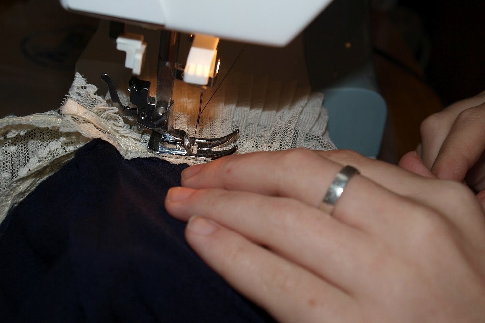 Кая швейная машинка пришивает молнию на куртке