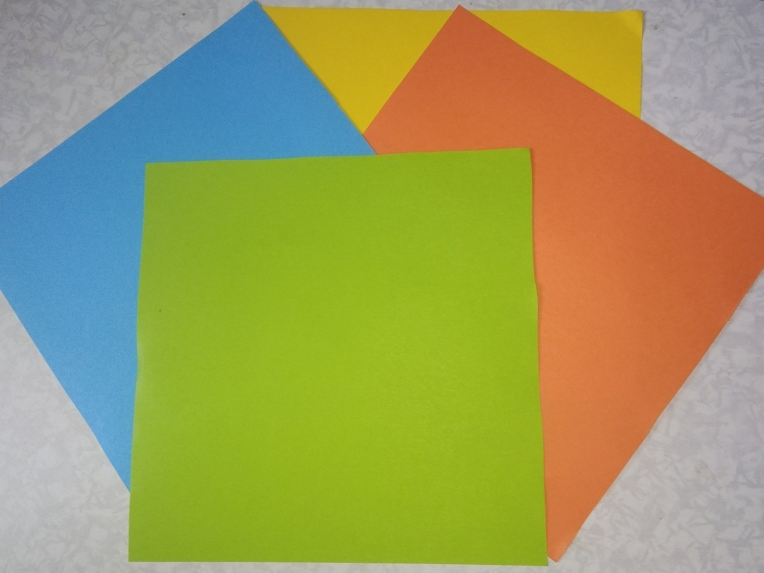 Квадратики из цветного картона