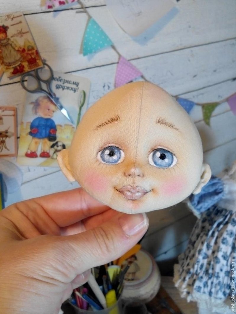Объемное лицо текстильной куклы