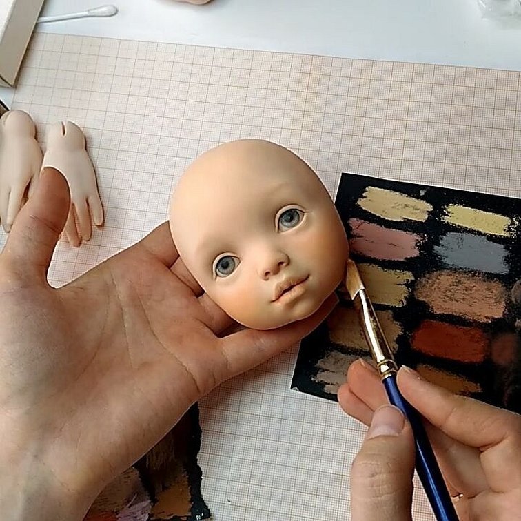 Роспись куклы из полимерной глины