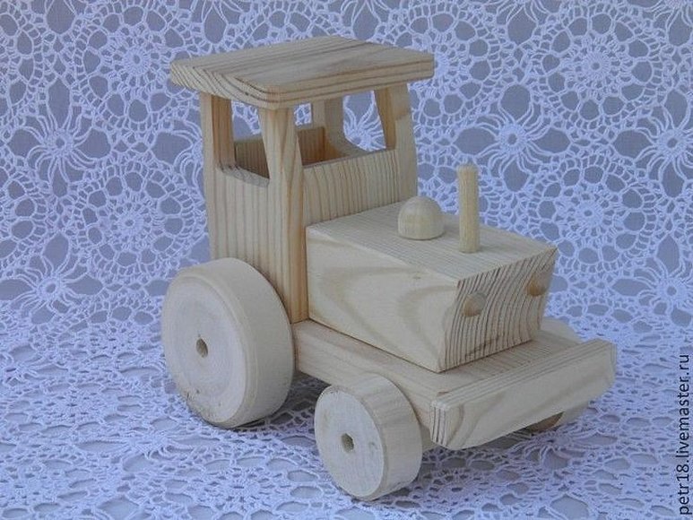 Деревянный игрушечный трактор
