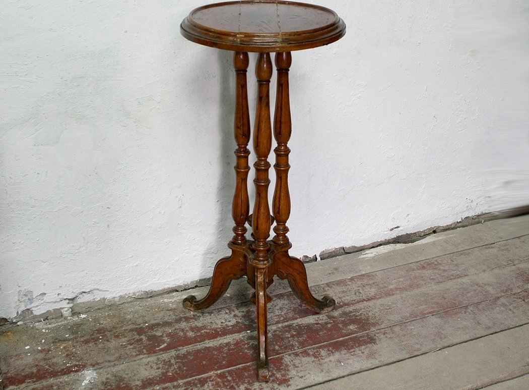 Старинный столик круглый на ножке