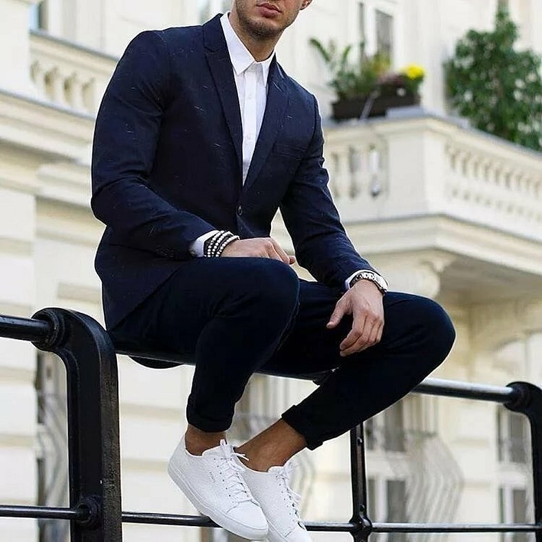 Белые кроссовки с костюмом для парней
