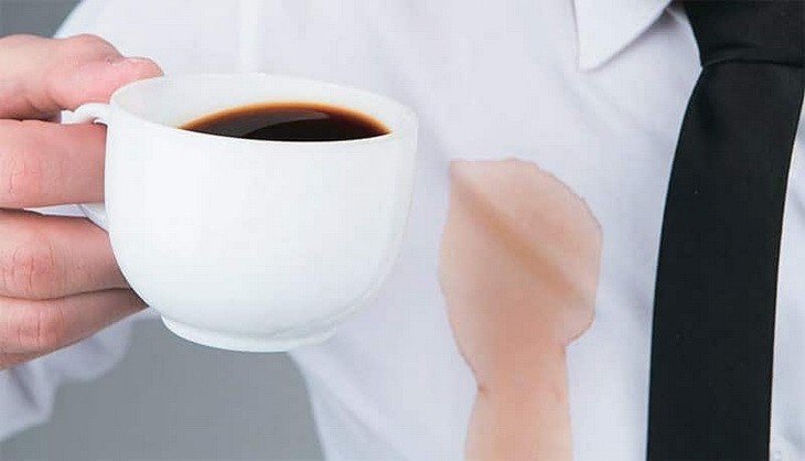 Пятно от кофе на белой рубашке