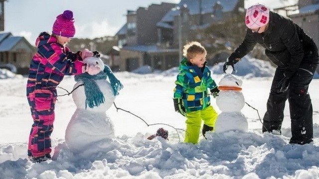 Как одевать ребенка зимой: советы по выбору зимней детской одежды