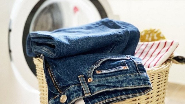 Как стирать джинсы в стиральной машине и вручную, как их сушить, гладить