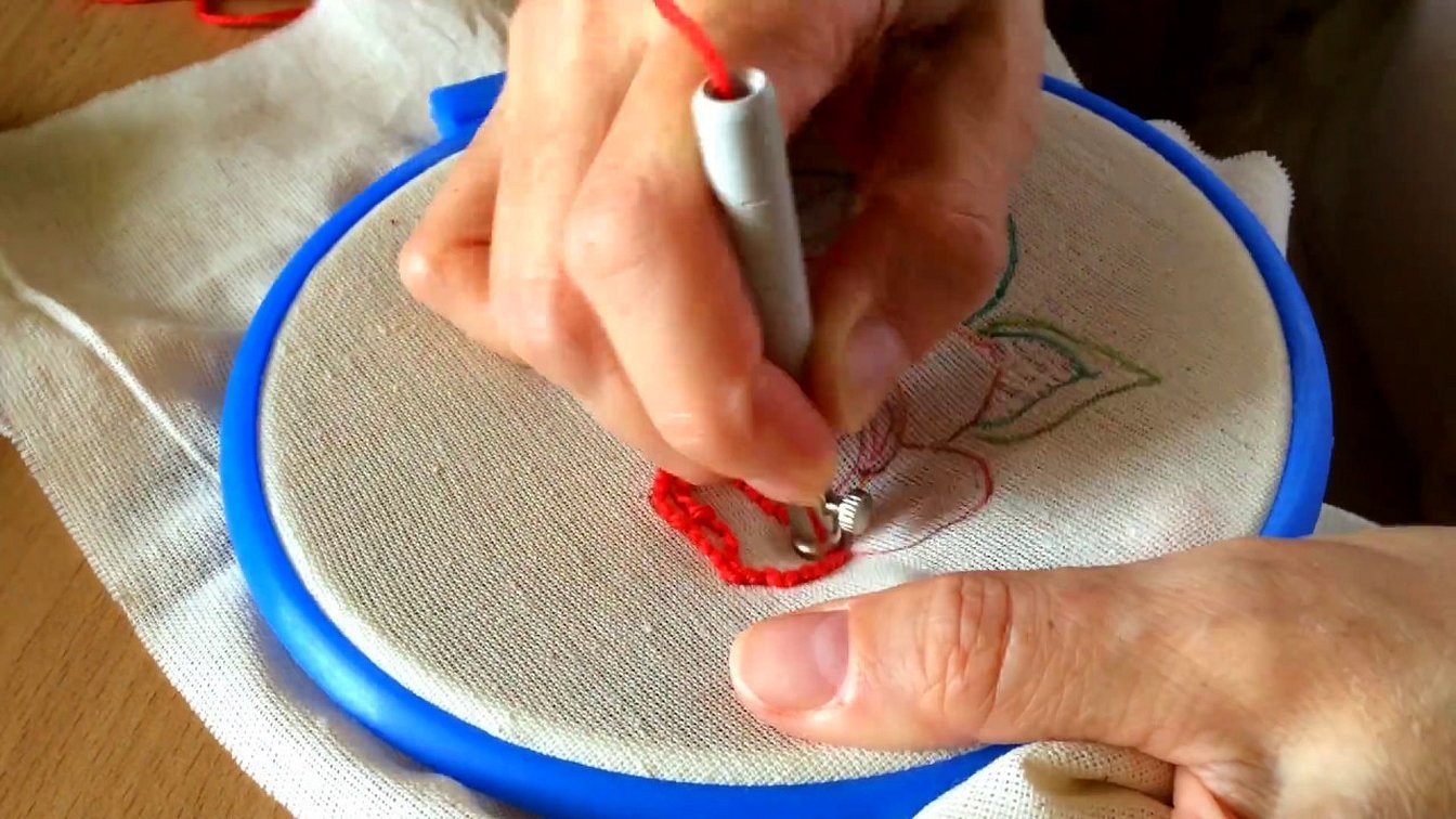Что можно делать иглой. Ковровая техника вышивания для начинающих иглой. МК ковровая вышивка иглой для начинающих. Вышивка в ковровой технике иглой. Вышивка иглой для ковровой вышивки.