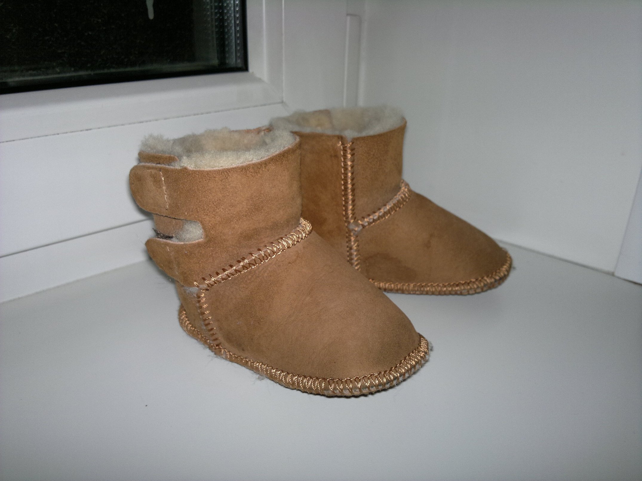 Теплые ботинки из дубленки