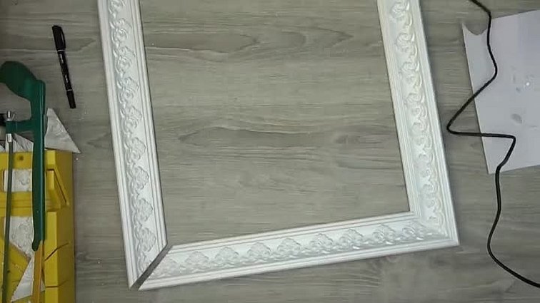 Рамка для зеркала из потолочного плинтуса