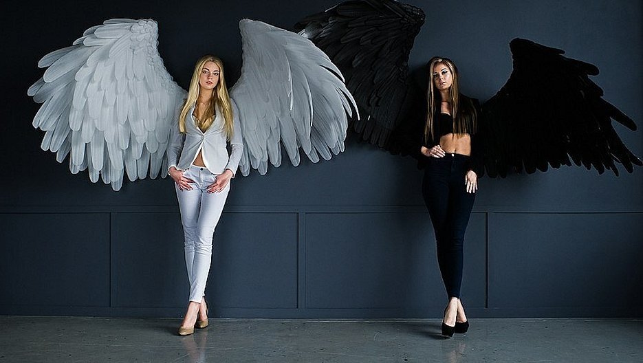 Фотосессия ангел и демон с крыльями