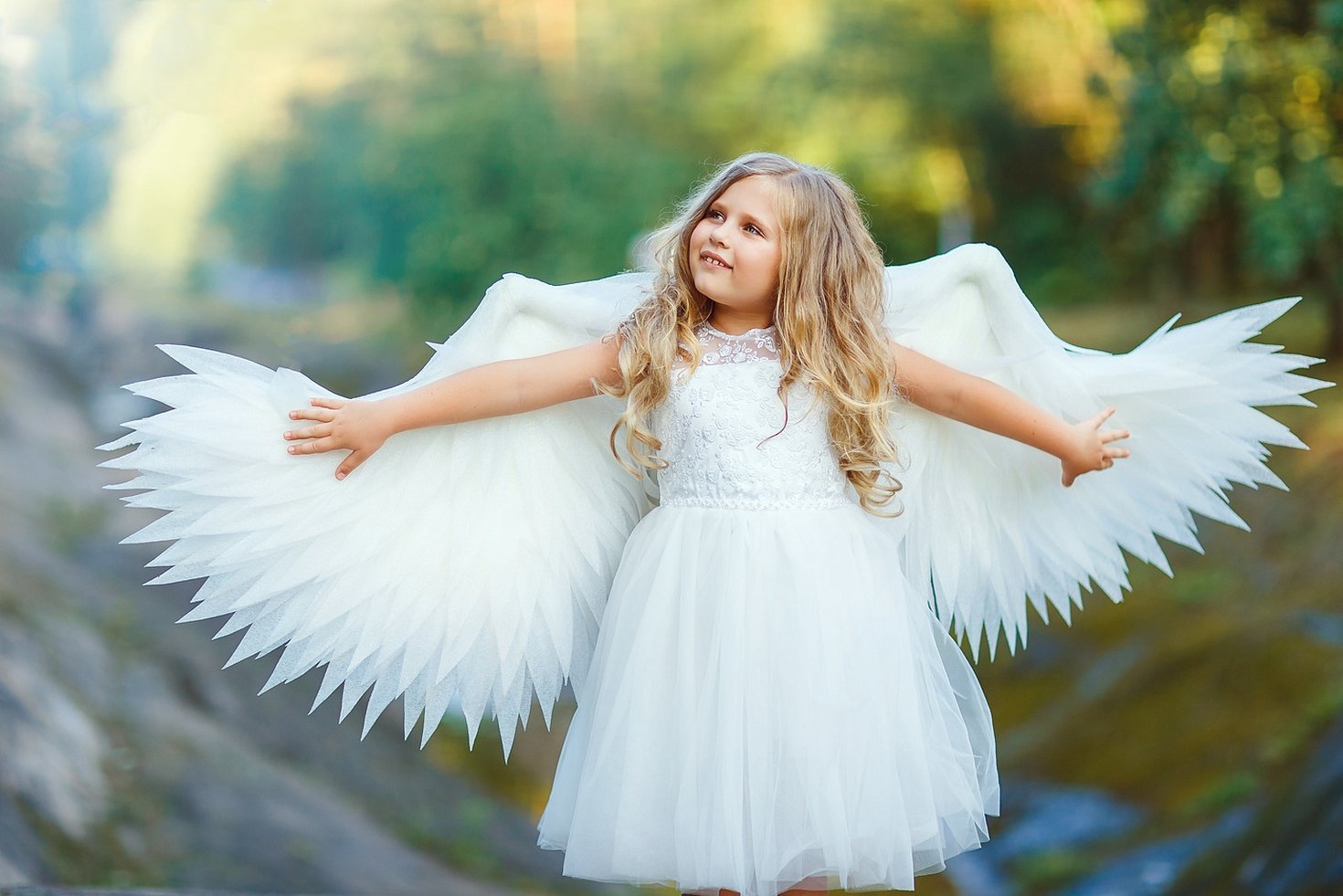 Подросток с крыльями ангела