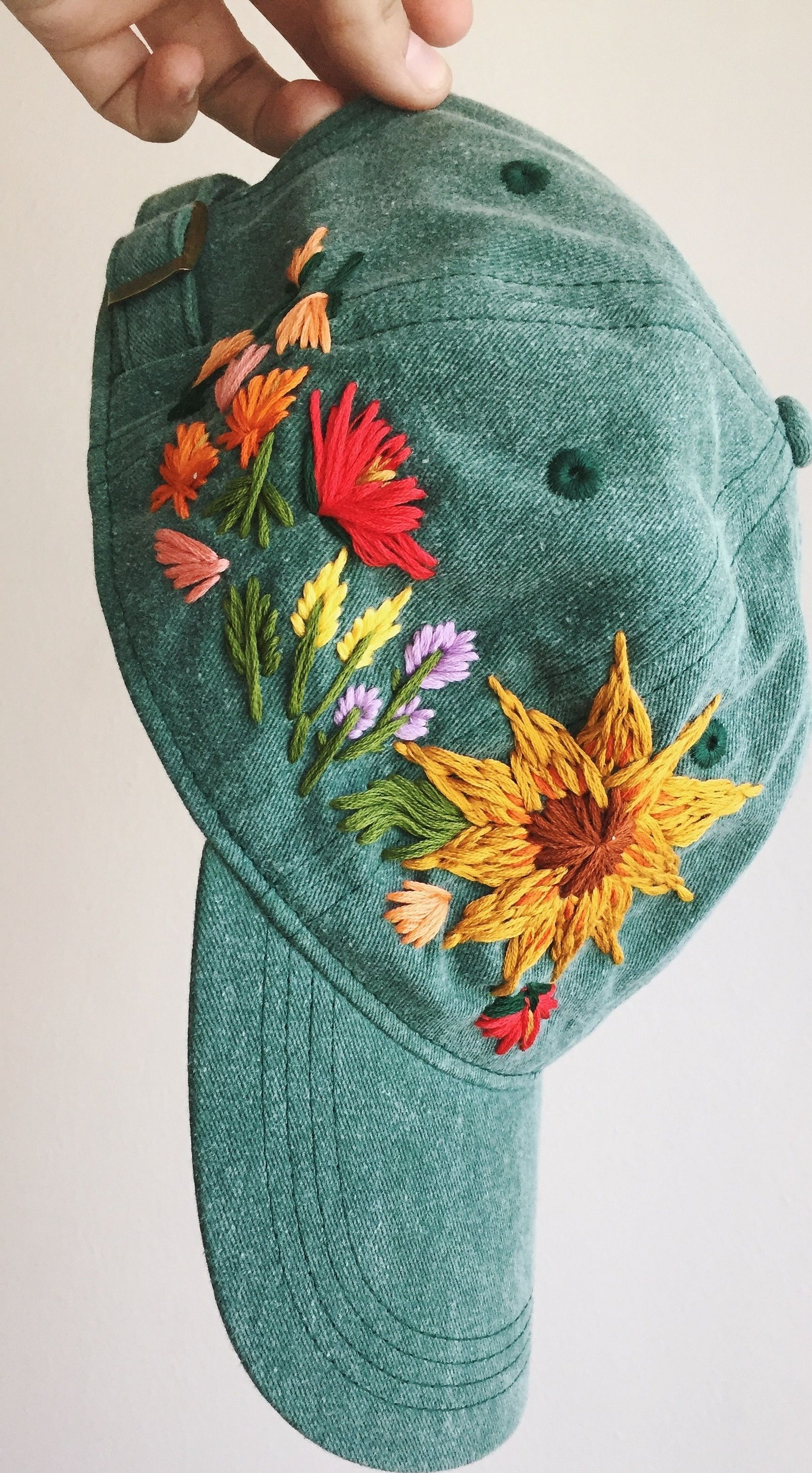 Креативная вышивка на шапке