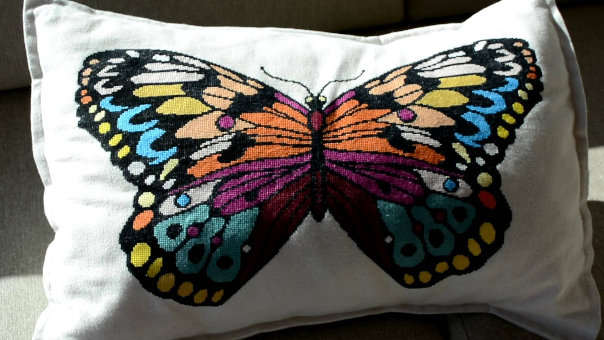 Подушки вышитые крестом с бабочками