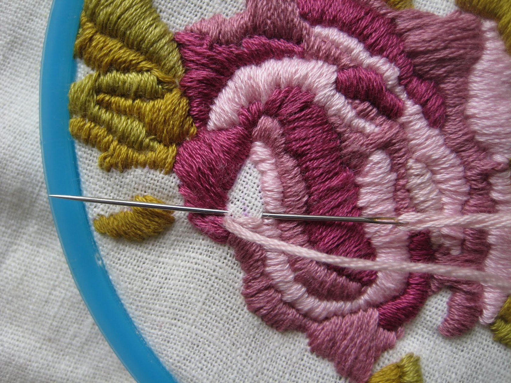 Вышивка цветов на ткани нитками