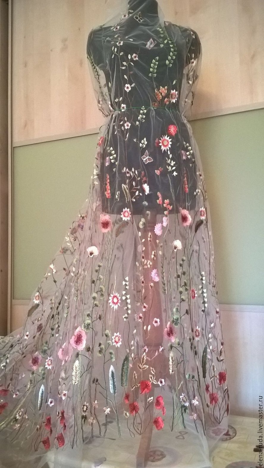 Платье с цветочной вышивкой на сетке