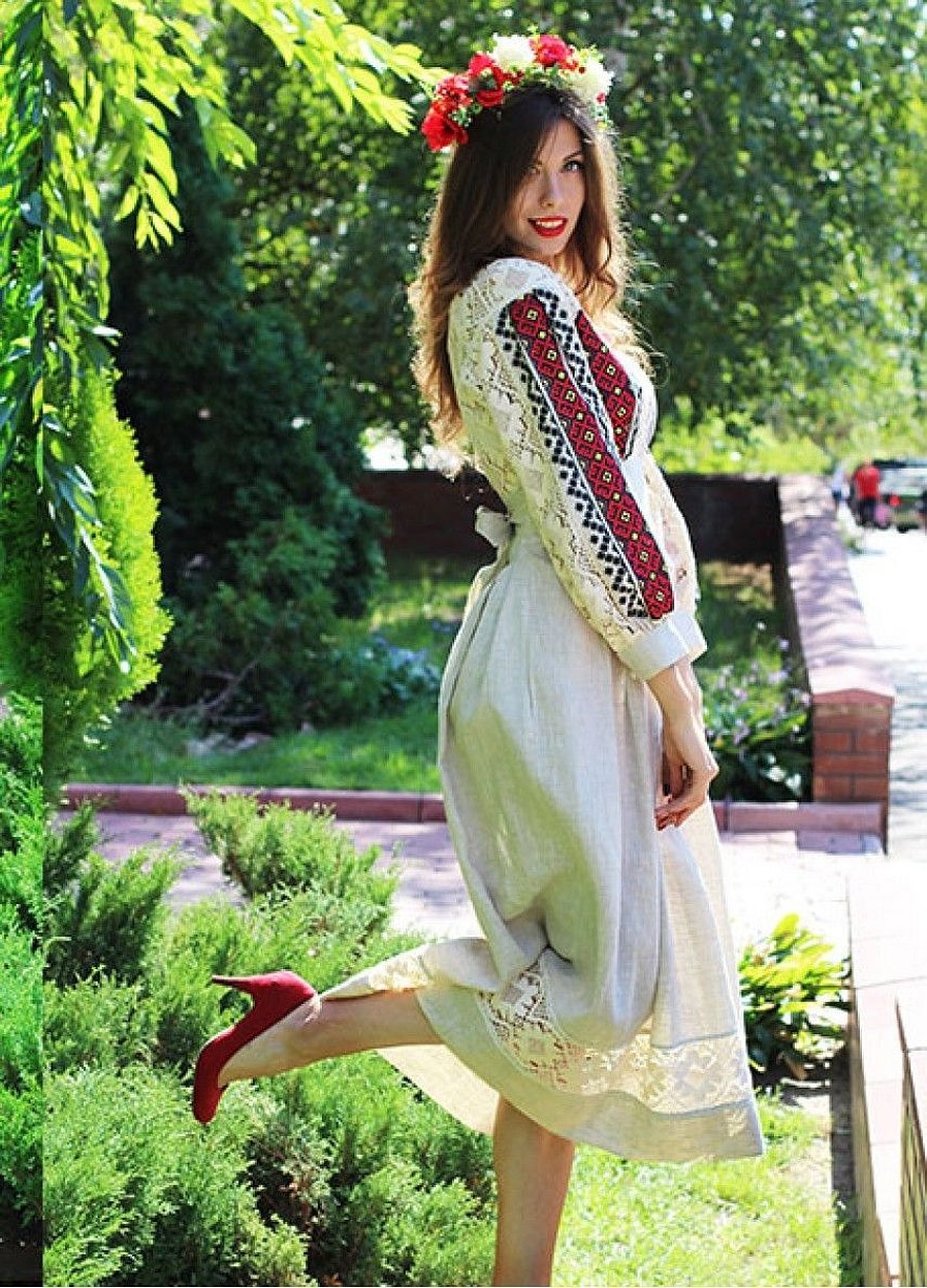 Белое платье в русском стиле с вышивкой