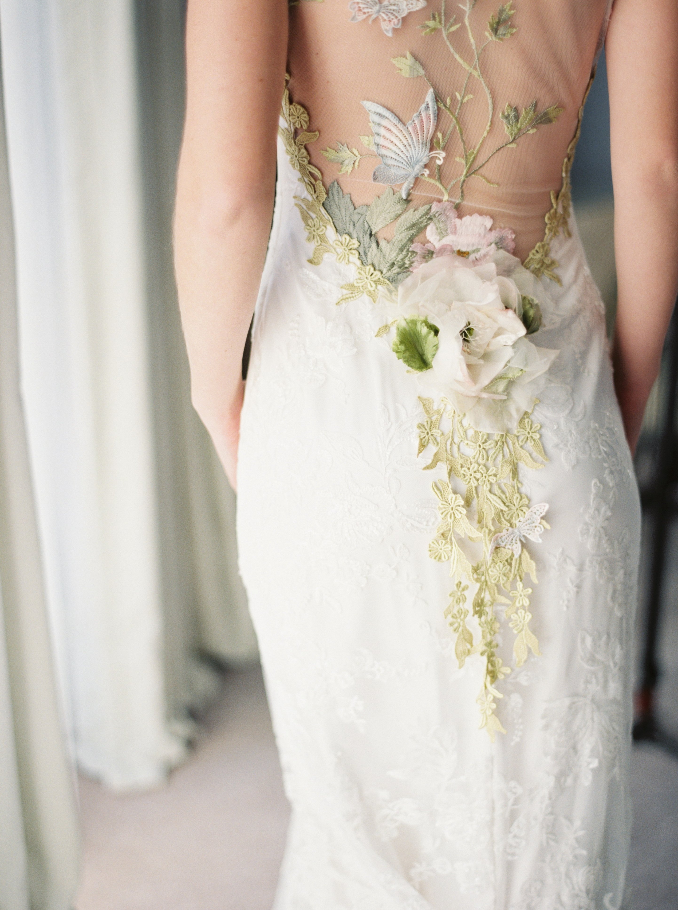 Свадебные платья с выбитыми цветами
