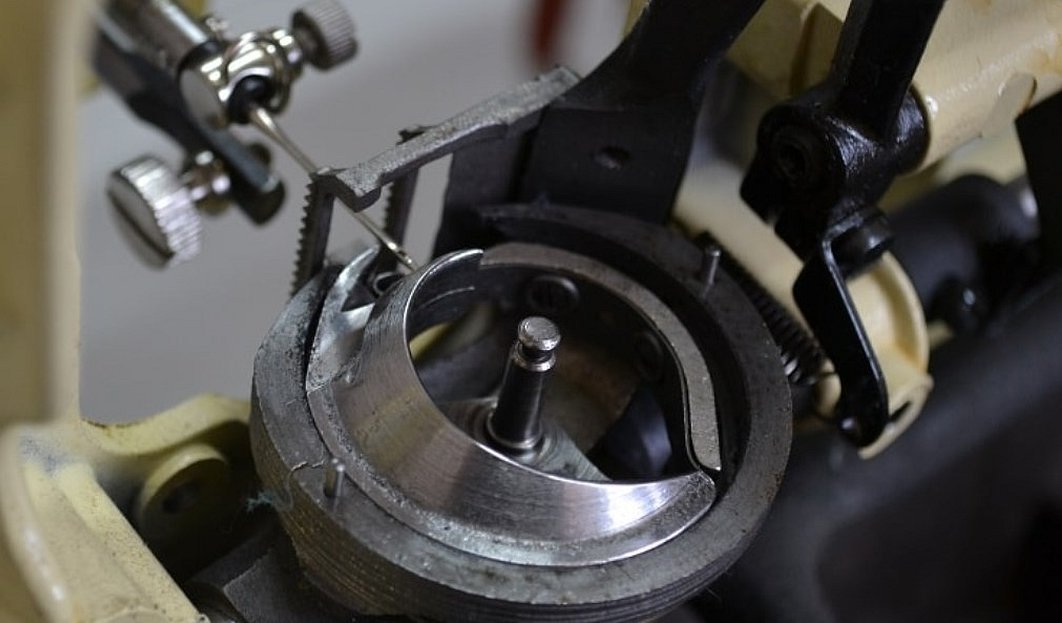 Принцип работы челнока швейной машинки biegsolt locker