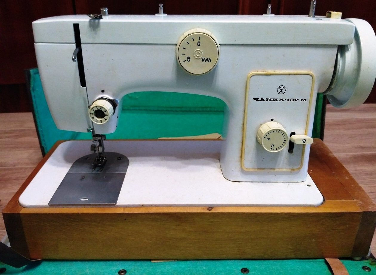 Швейная машинка чайка подольск. Швейная машинка Чайка 132м. Швейная машина Чайка 132 м. Чайка 132 м швейная. Швейная машинка Чайка 1952 года.