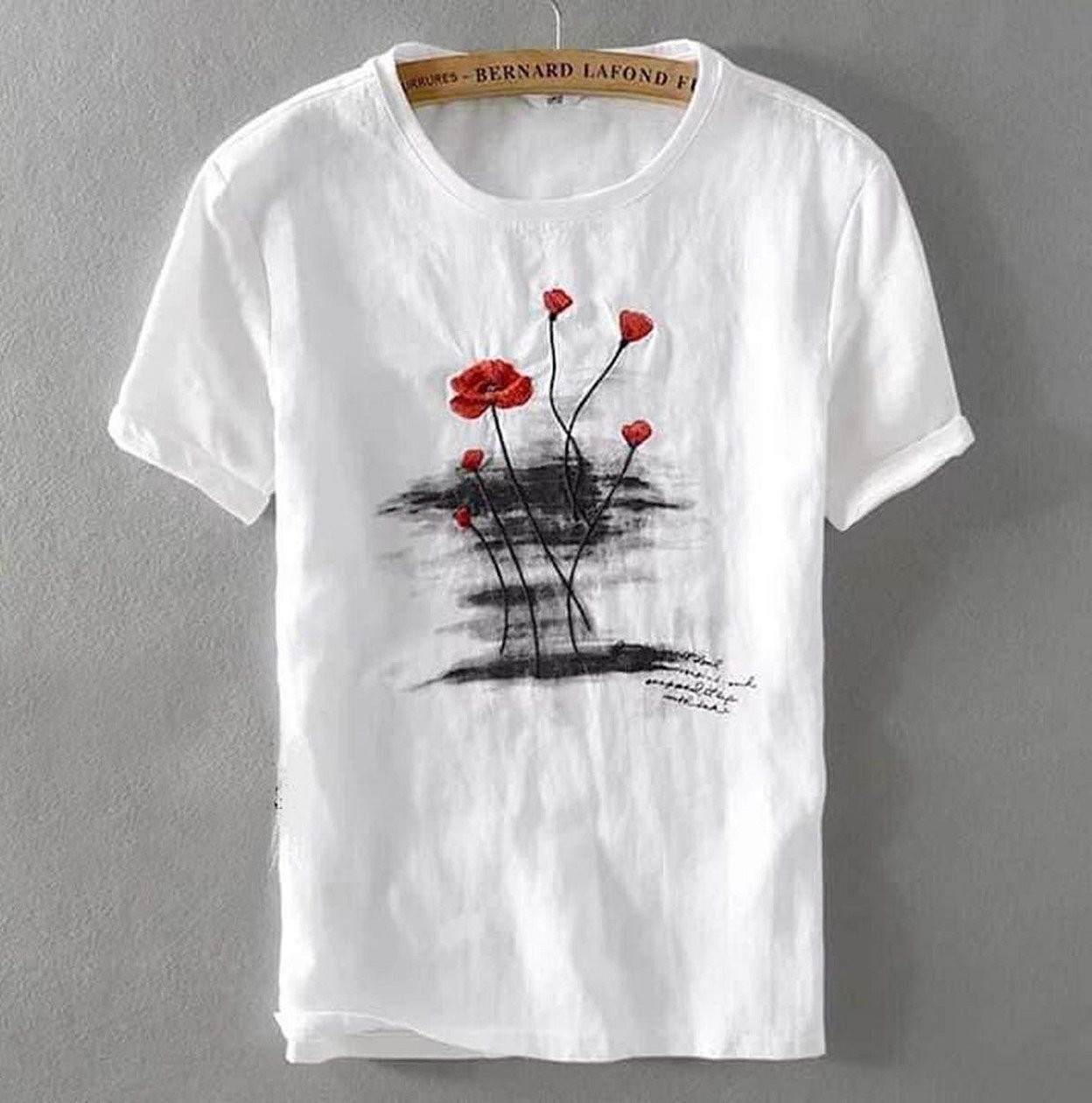 Ручная вышивка на футболке минимализм
