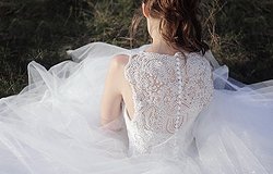 Как правильно обработать горловину из сетки на свадебном платье