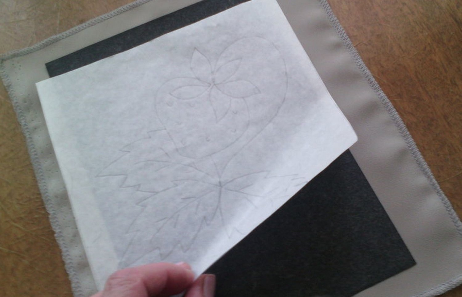 Перевести рисунок на ткань с помощью копировальной бумаги