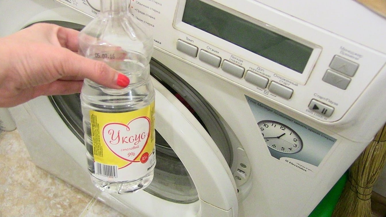 Уксус в стиральную машинку. Уксус в стиральную машину. Почистить стиральную машину. Уксус в автомат машинку. Средство для чистки машинки стиральной.