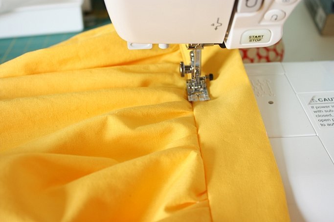 Швейная машинка желтая ткань