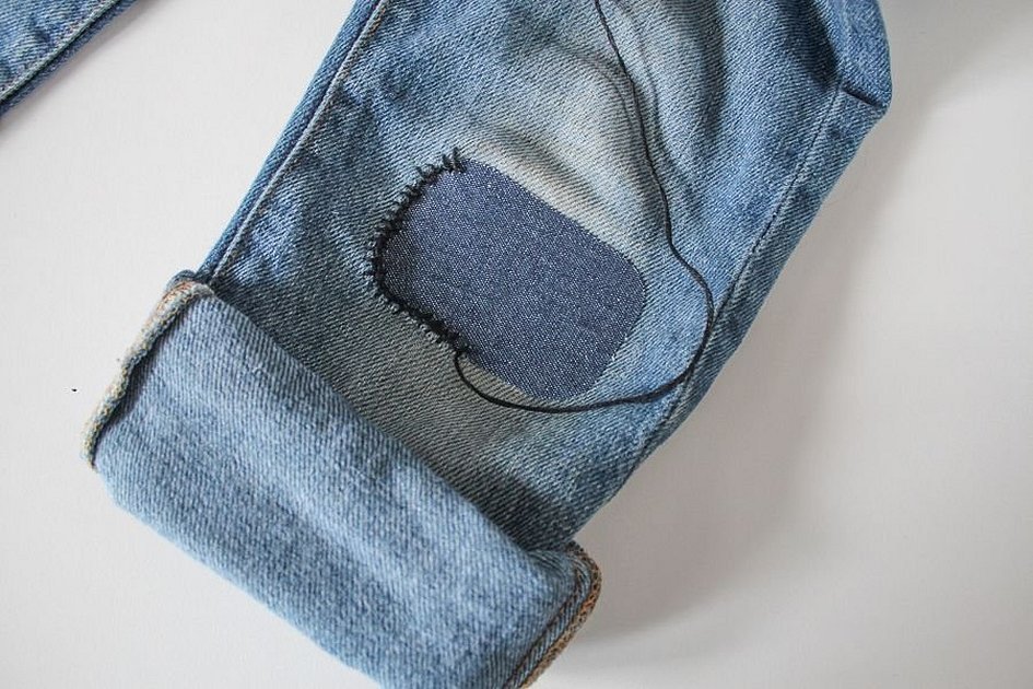 Заплатка на джинсы на колене