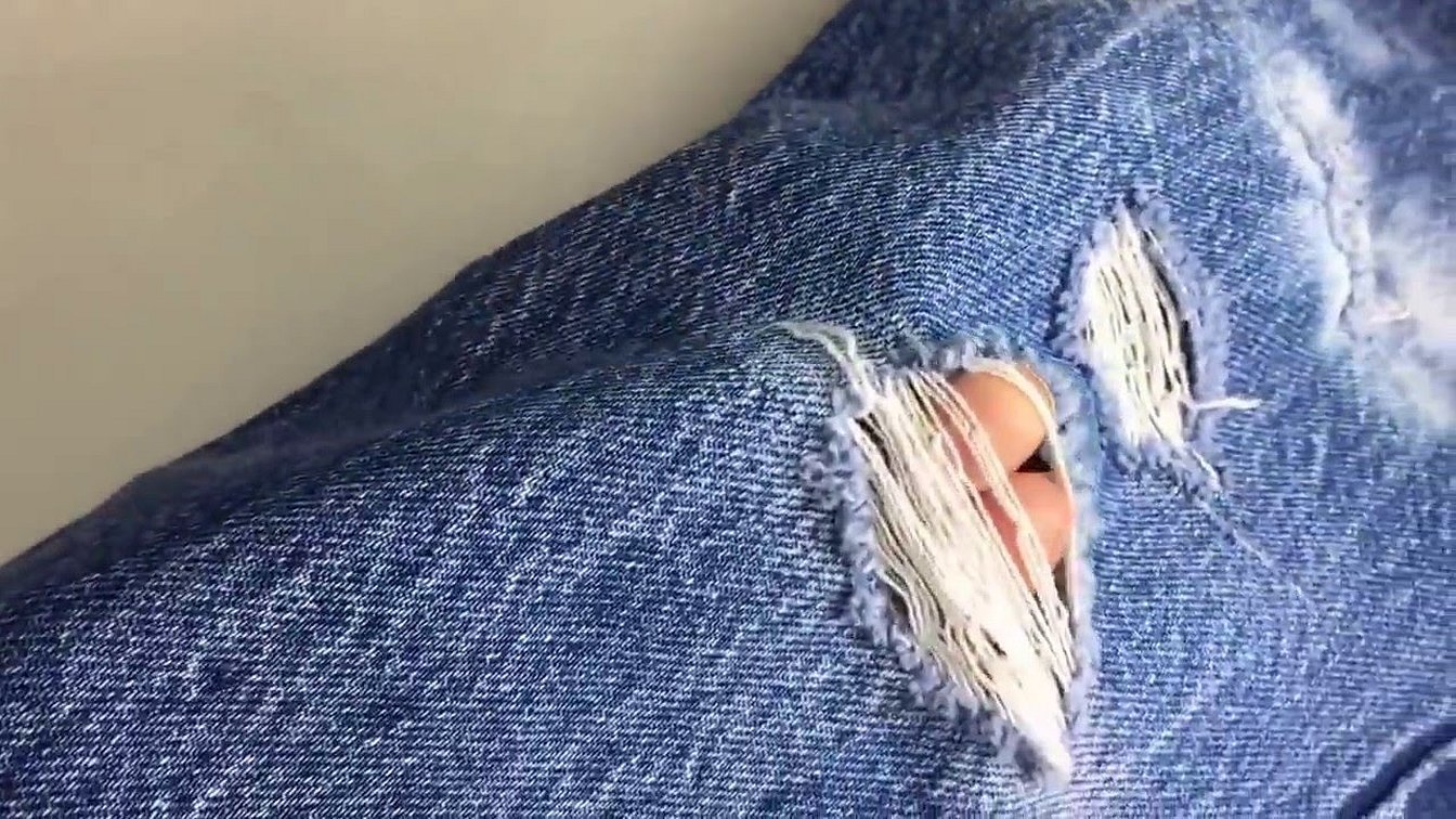 Дырочка на джинсах