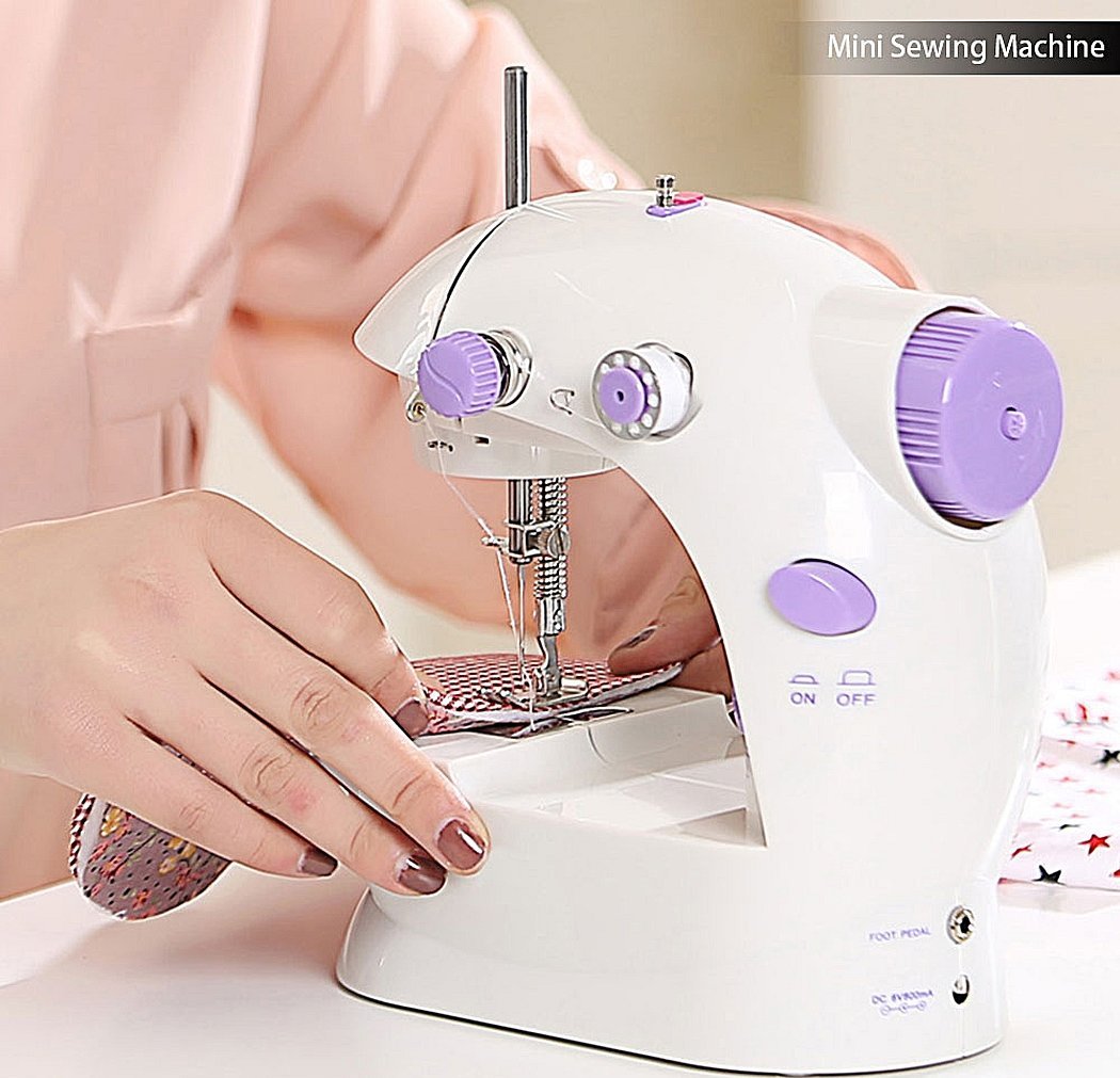 Маленькая швейная машинка для шитья