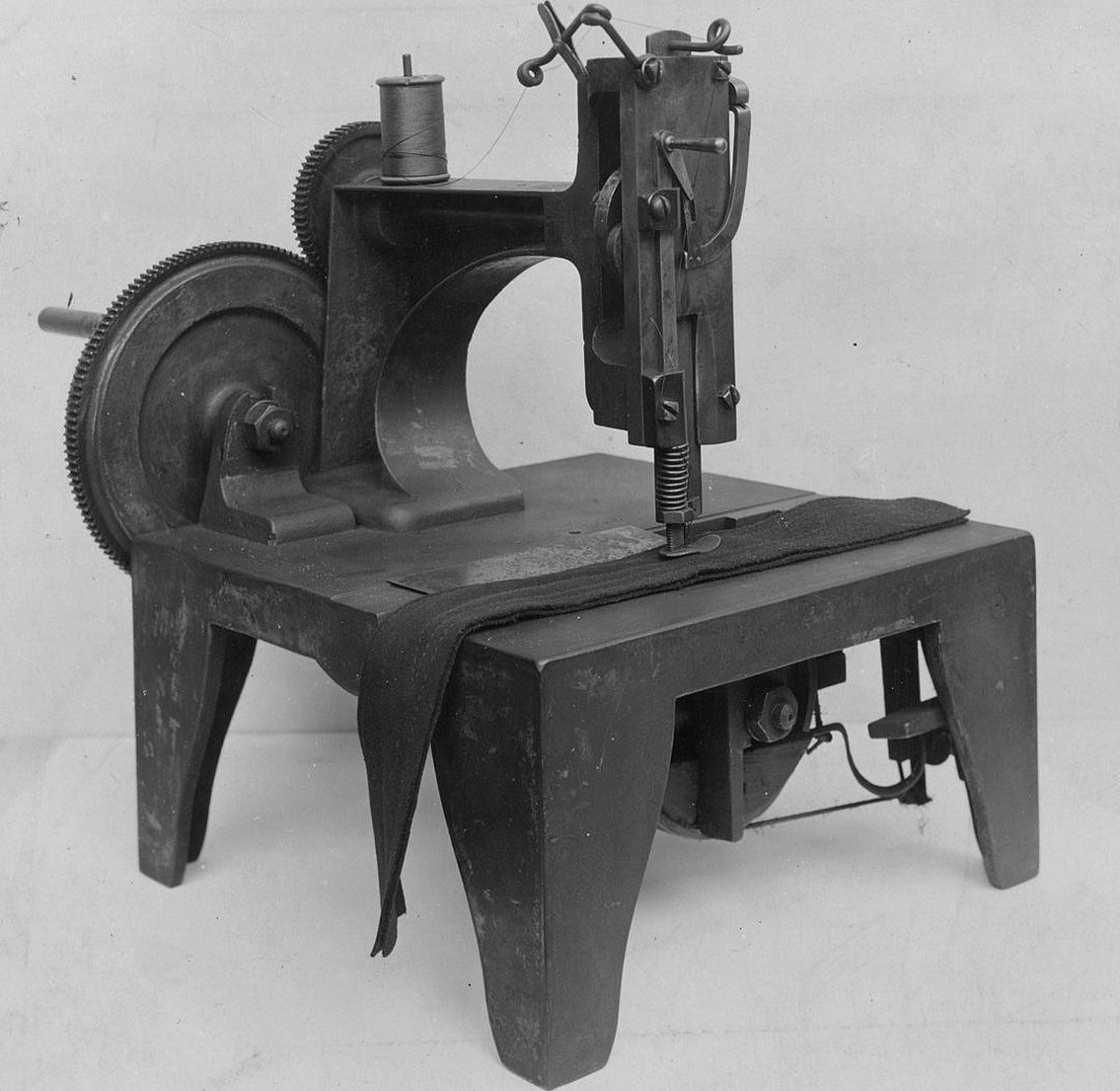 Первая швейная машина зингер